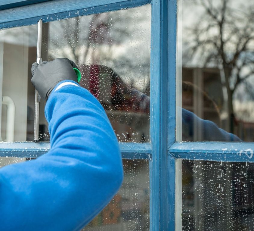 Nettoyer des vitres sans traces